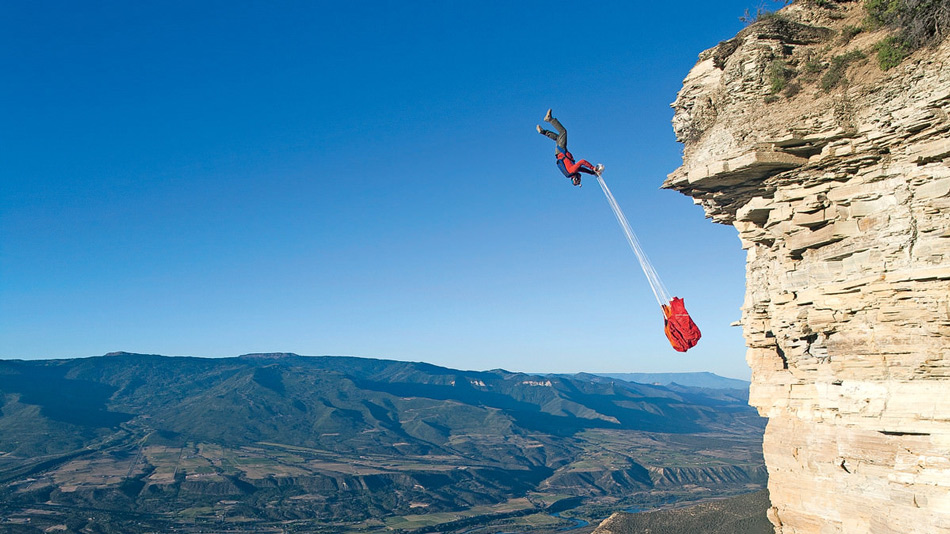 Парашютист прыгает со скалы в Западном Колорадо, США. (Фото: Кристл Райт)