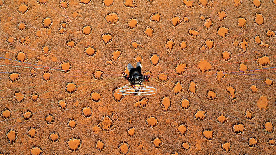 Тео Аллофс делает снимки с параплана замеченных им странных кругов в Намибии. (Фото: Тео Аллофс)