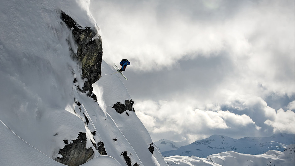 Лыжник Джеймс Хайм исследует гору Ипсут неподалеку от Уистлера, Британская Колумбия, Канада. (Фото: Блэйк Йоргерсон)