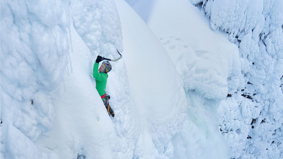 Альпинист Тим Эммент на финальной стадии восхождения на водопад Хельмскем в Британской Колумбии, Канада. (Фото: Виктор Скупински)