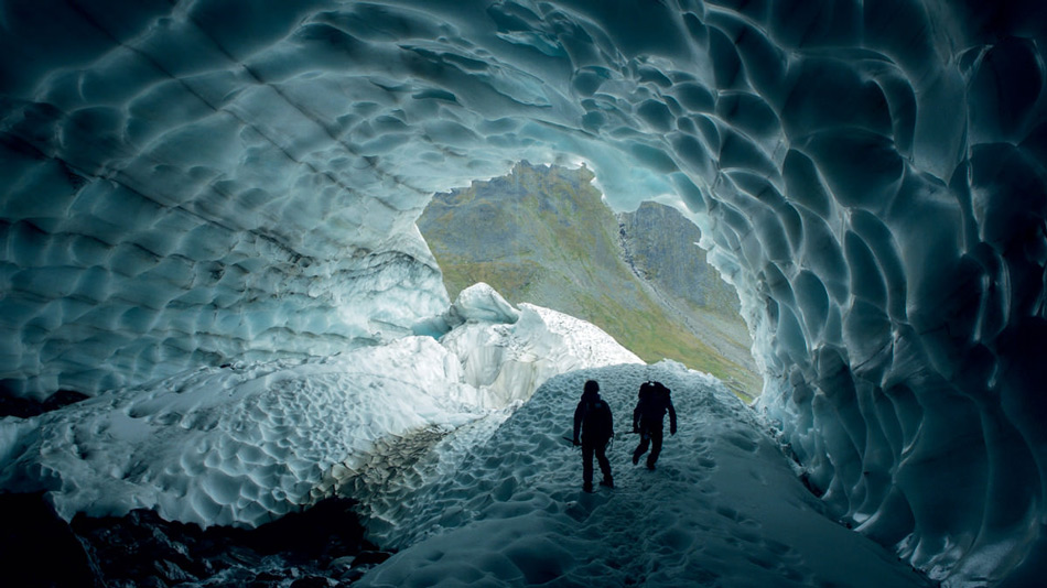 Клаус Тиманн в одном из туннелей во время съемок документального фильма о ледниках арктического пояса. (Фото: Клаус Тиманн)