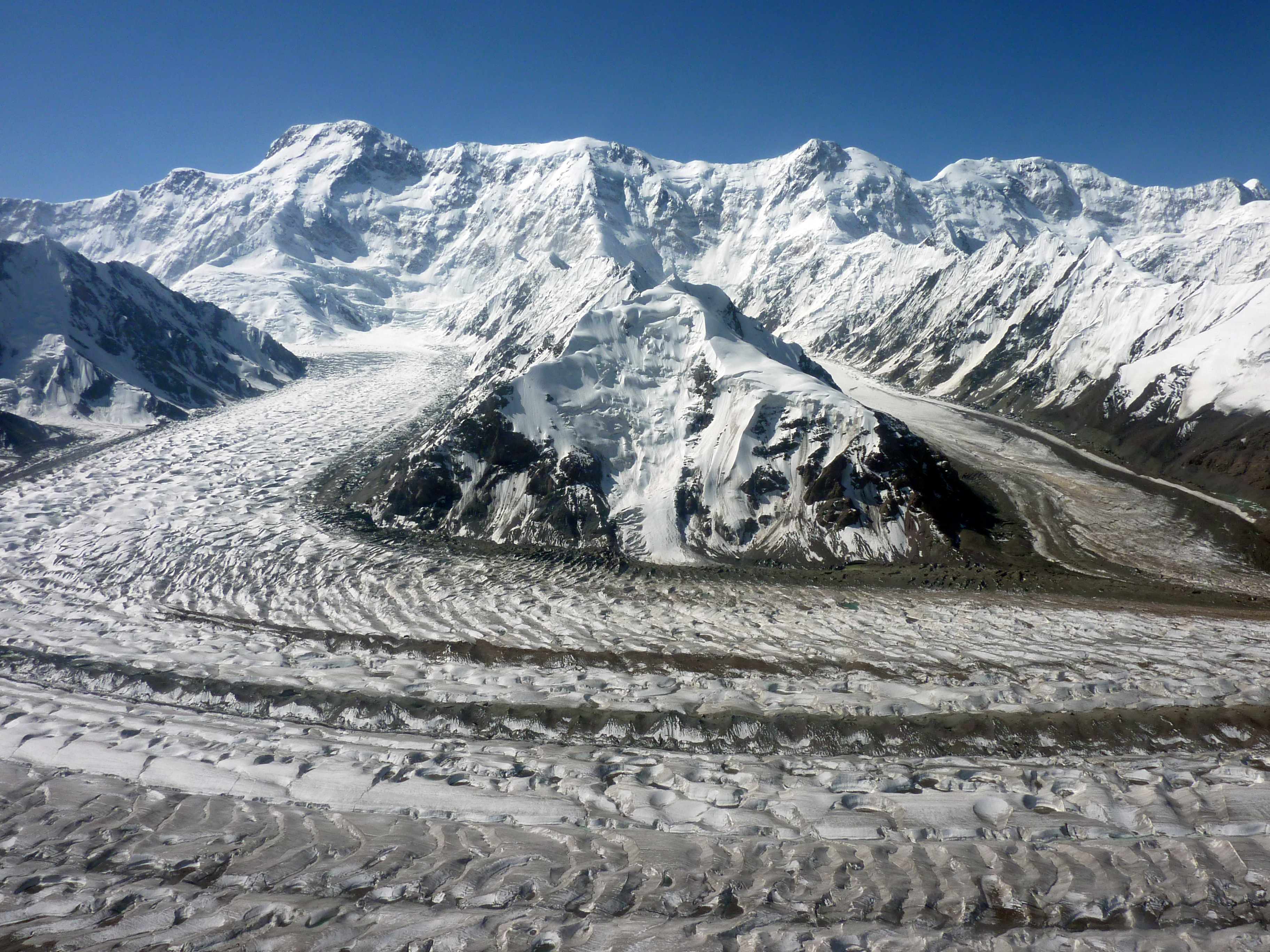  Высшая точка Тянь-Шаня — пик Победы находится в истоках ледника Звездочка (левый приток ледника Южный Иныльчек), расположенного в хребте Кокшалтау