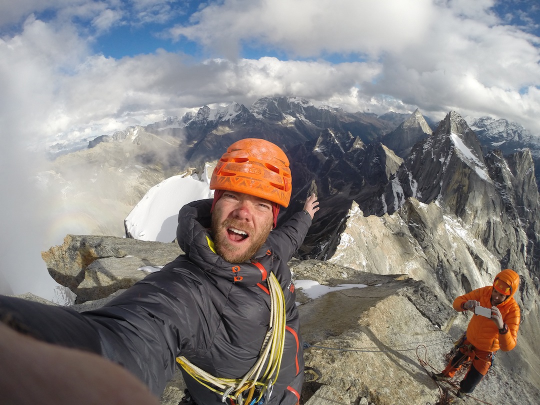  Пэт Гудман (Pat Goodman) и Маркос Коста (Marcos Costa) на вершине Дайгу Восточная (Daugou East, 5462 м)