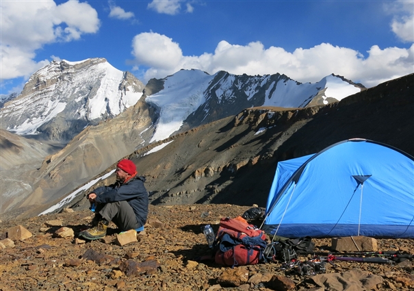 Dave Broadhead в лагере на высоте 5476 м с видом на цирк массива Талунг. Крайняя с лева гора - Kamen Gyalmo. В центре - Chota Sgurr 