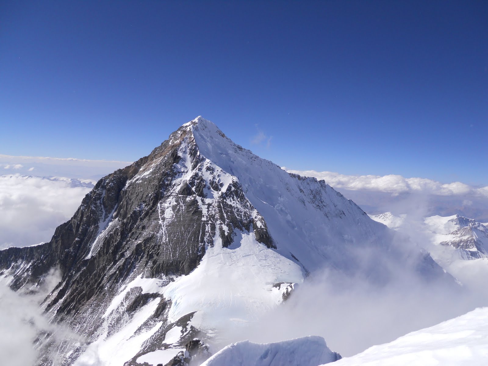 Вершина Эвереста. Вид со склона соседней горы Лхоцзе