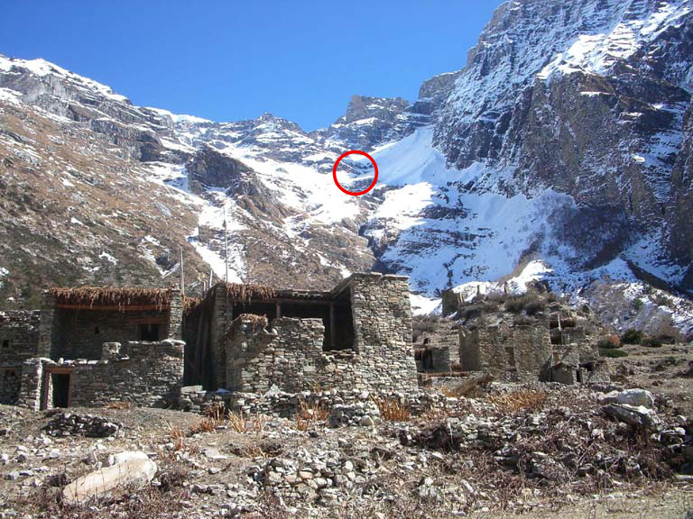 Кан Гуру (Kang Guru, 6981 м). Красным кругом обозначено место трагедии 2005 года