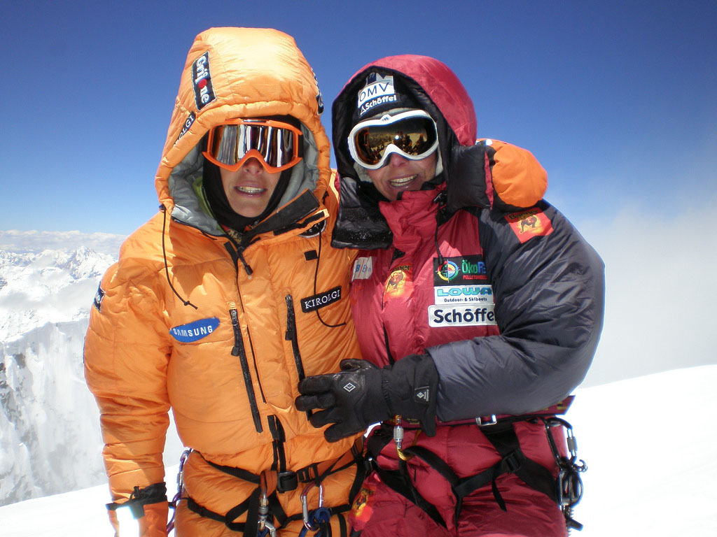 Эдурне Пасабан (Edurne Pasaban) и Герлинде Кальтенбруннер (Gerlinde Kaltenbrunner) на вершине восьмитысячника Броуд Пик в 2007 году