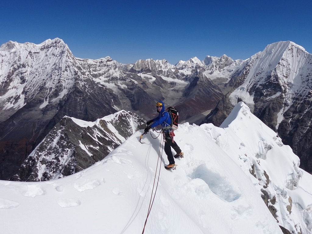 Домен Кастелик (Domen Kastelic) и Сэм Хеннеси (Sam Hennessey) в первом прохождении Западной стены  горы Чукума Го (Chukyma Go, 6259 м) в Непале