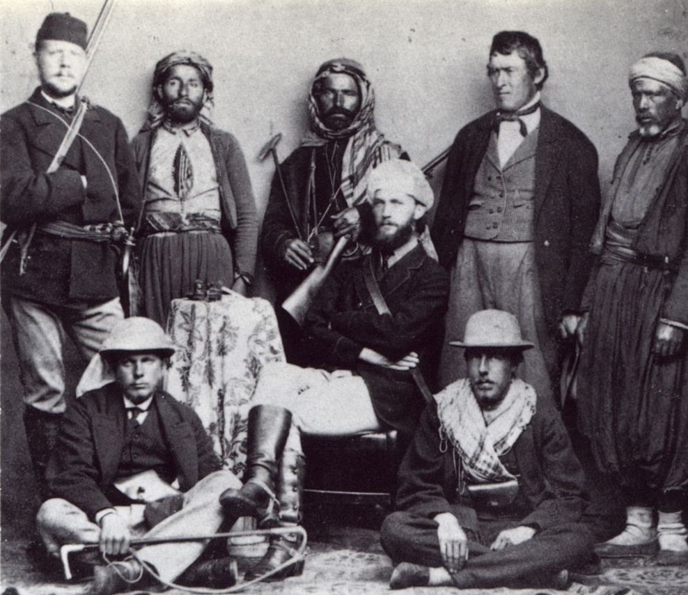 Экспедиция 1868 года. Мур сидит в центре. Где снято - неизвестно. Но к Эльбрусу отношения не имеет 