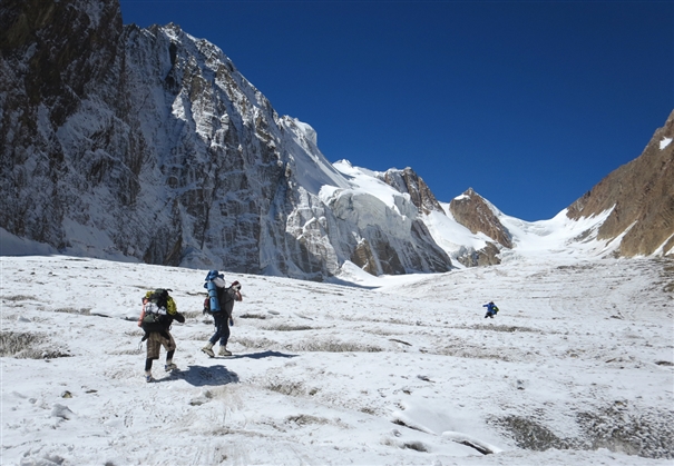 тив Кеннеди (Steve Kennedy) и Дес Рубенс (Des Rubens) на подходе к перевалу на леднике Нама. пик Конкордиа Парбат (Concordia Parbat) - остроконечная вершина, первая с лева от перевала