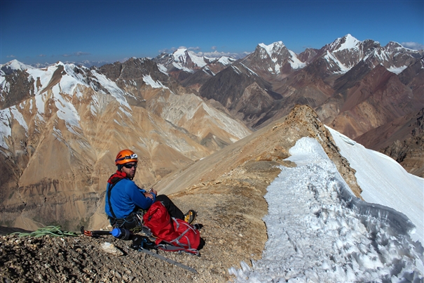 Саймон Верспик (Simon Verspeak) на перевале высотой 5600 метров у Западного гребня пика 6123