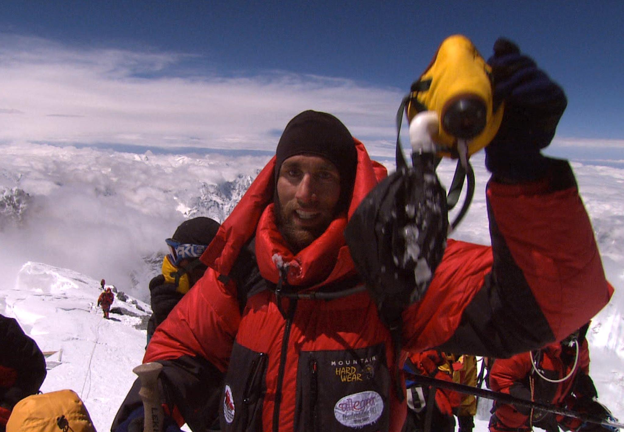  На фото: Эрик Вейенмайер на вершине Эвереста.