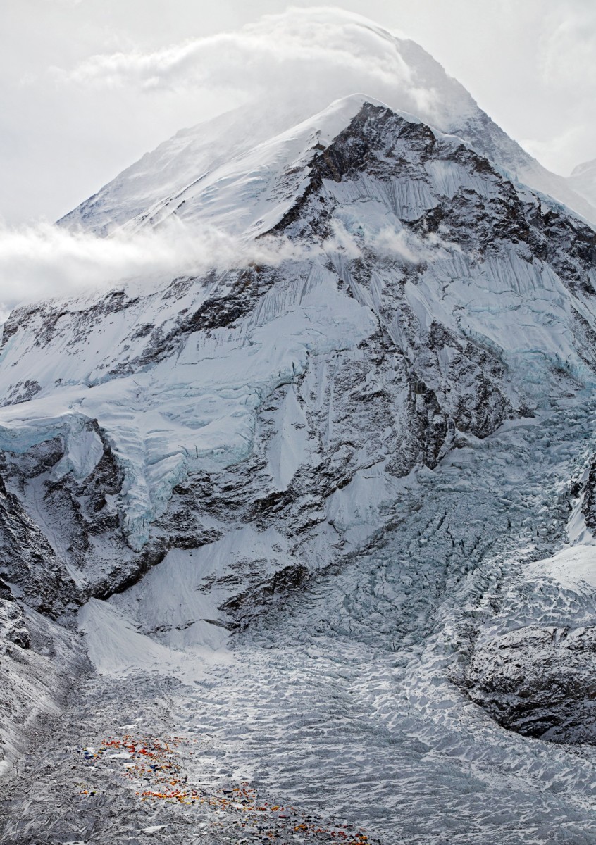 Капризний Еверест. Вид на Базовий табір перед світанком. Фото Jon Griffith