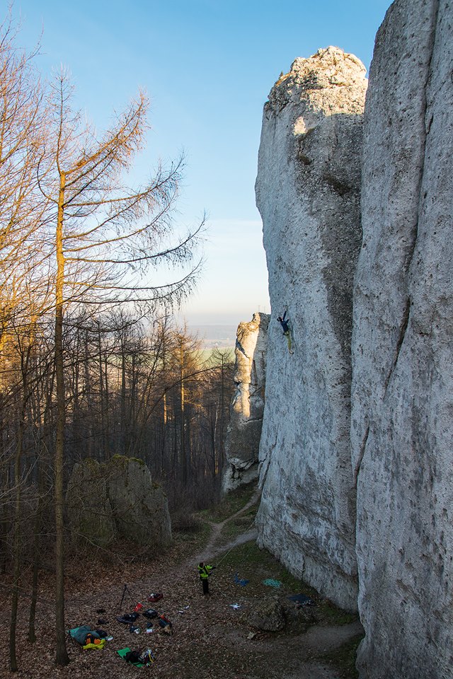 Адам Ондра (Adam Ondra) на вершине своего сотого маршрута 9а - "Made in Poland" на скалах Wielka Cima в Польше. 4 декабря 2014 года