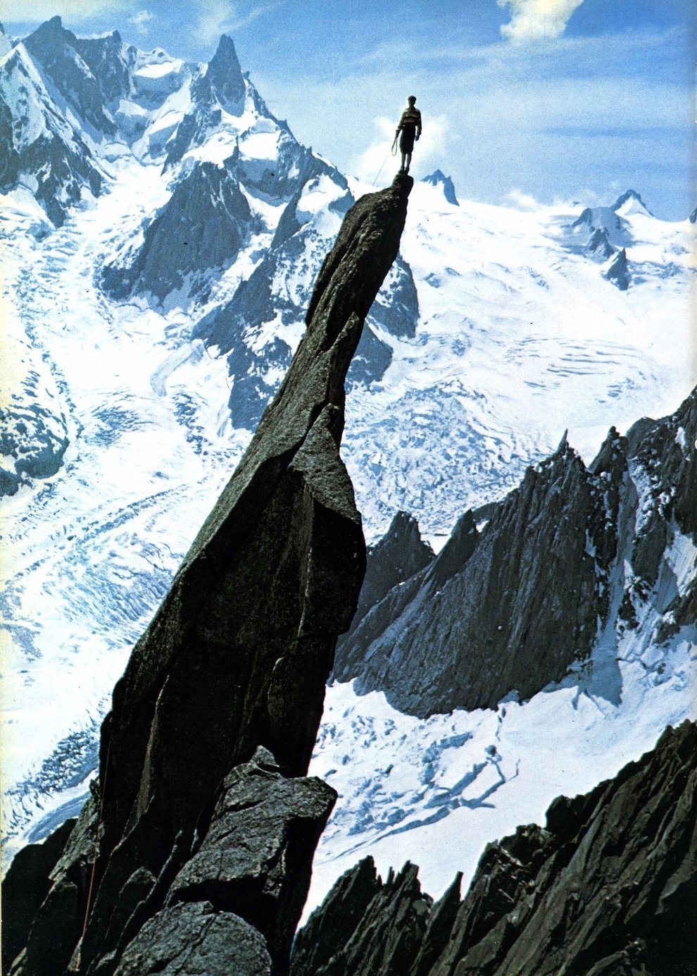  легендарный французский альпинист  Гастон Ребуффа (Gaston Rébuffat) стоящий на вершине пика Aiguille de Roc (в массиве Монблан), после того как он поднялся по жандарму на Юго-Восточном фланге пика. Фото - из книги автобиографии Гастона Ребуффа  изданной в Третино в 1996 году под названием  “La montagna è il mio mondo” (Горы - мой мир)