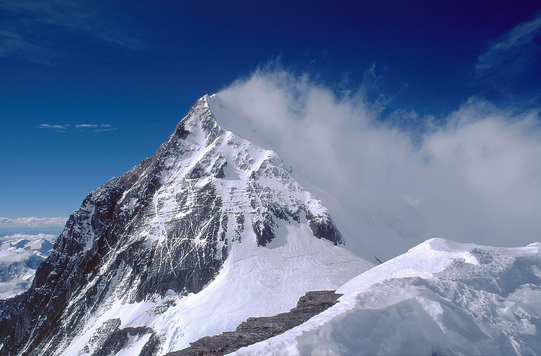 Ветер на Эвересте. Фото Юрия Кошеленко