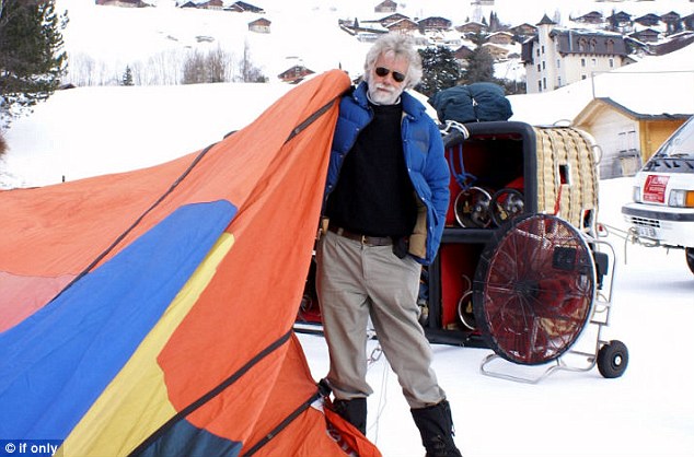  пилот воздушного шара, Крис Дьюхарст (Chris Dewhirst), который ранее был первым в мире человеком, облетевшим Эверест на воздушном шаре