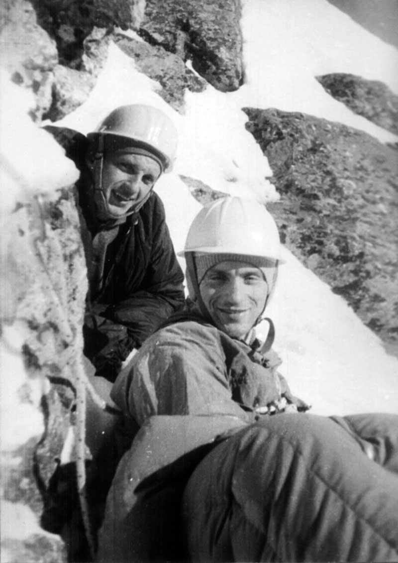 Мачей Попко (справа) и Збигнев Юрковшки во время зимнего восхождения по правой стороне Восточной стены хребта Mięguszowiecki в 1963 году. Третий участник восхождения- Януш Курчаб, автор этого фото