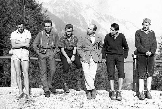 После многих лет перерыва, команда польских альпинистов собралась на скалах Доломитовых Альп. Слева направо: Lucjan Saduś, Ryszard Zawadzki, Maciej Popko, Jerzy Sawicki („Szmaciarz”), Zygmunt A. Heinrich и Adam Szurek) 