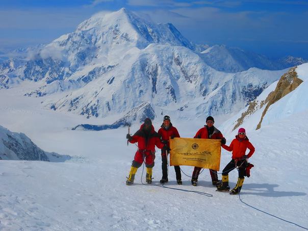 Украинские альпинисты на фоне вершины Северной Америки - горы Мак-Кинли (Денали). 2014 год