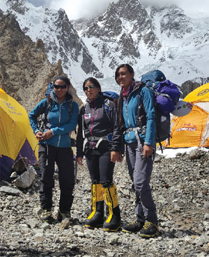 Янгзум Дава Шерпа (Dawa Yangzum Sherpa), Лхаму Пасанг Шерпа (Pasang Lhamu Sherpa), Майя Шерпа (Maya Sherpa) в базовом лагере К2