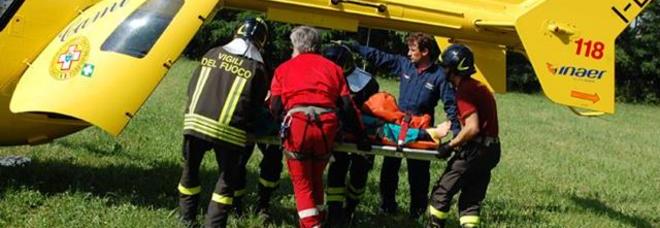 Спасательная команда вывозит тело погибшего бейс-джампера Леонардо Пьятти (Leonardo Piatti)