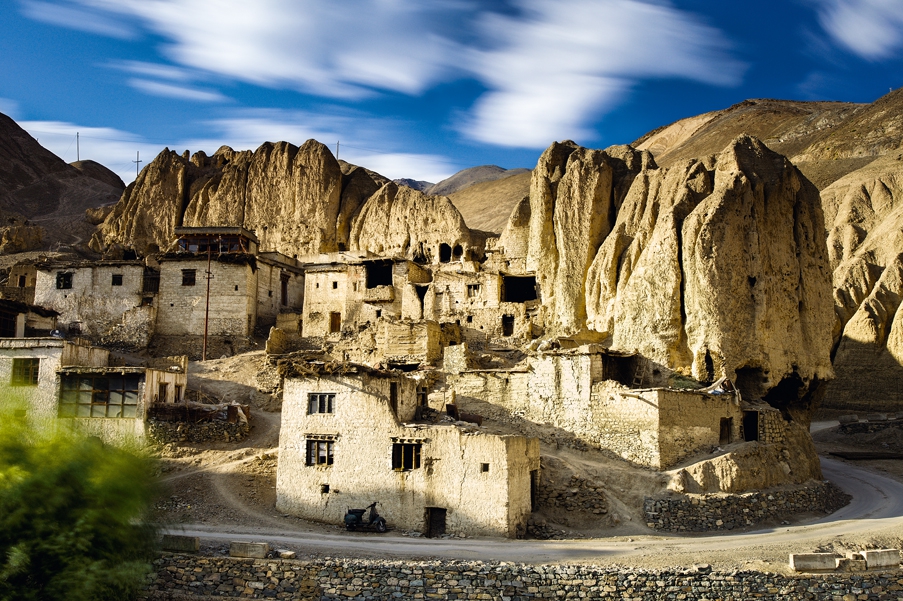 Каменные дома в деревне Ламаюру близ одноименного монастыря, Ладакх, Индия. Высота 3500 метров.  Автор: Алексей Заводский 