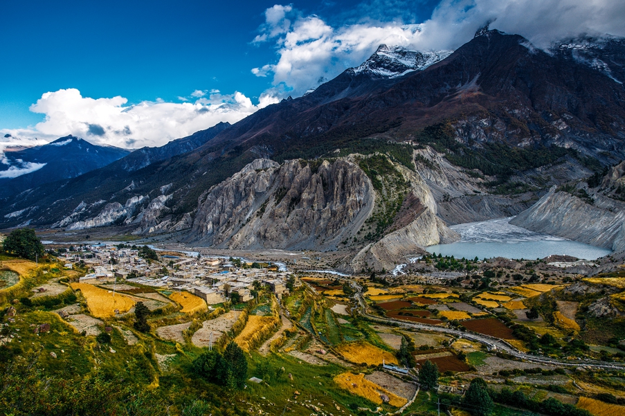 Деревня Мананг в Непале. Точка съемки – около 3600 метров. Небольшое озеро справа названо Гангапурна в честь вершины, у подножия которой оно расположено. Высота Гангапурны – 7455 метров.  Автор: Алексей Заводский 