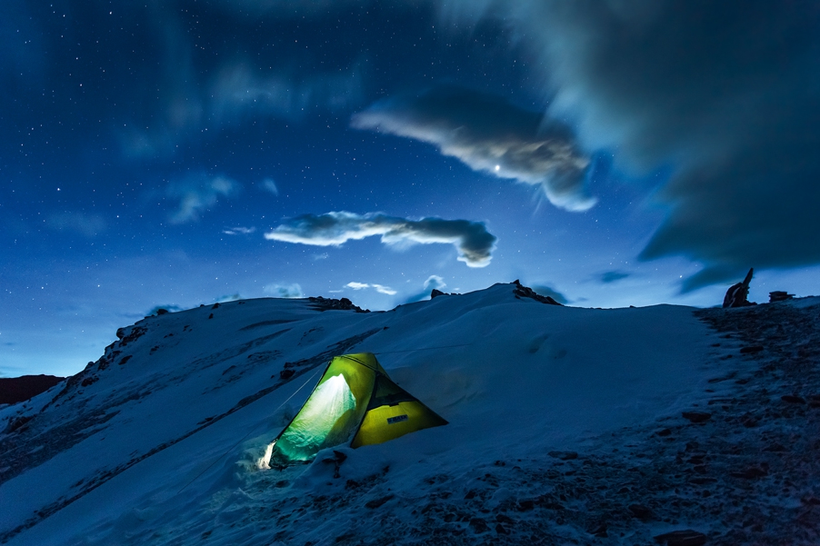 Моя палатка на перевале Месоканто, Непал, высота 5250 метров. Раннее утро, совсем недавно унялась буря, едва пробиваются первые лучи солнца.  Автор: Алексей Заводский 
