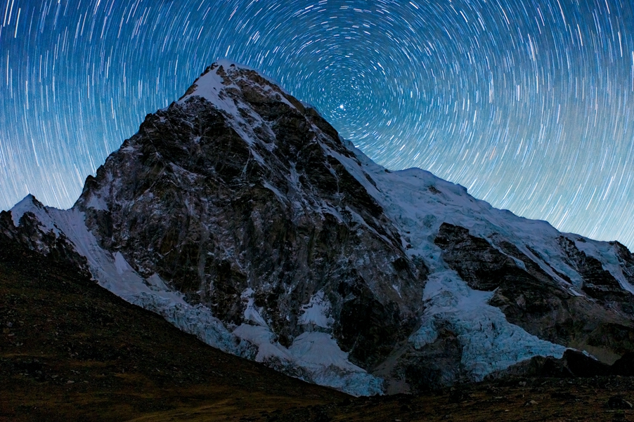 Вершина Пумо-Ри, Непал, 7138 метров. Точка съемки – 5350 метров. 20-минутная выдержка превращает звезды из сияющих точек в треки.  Автор: Алексей Заводский 