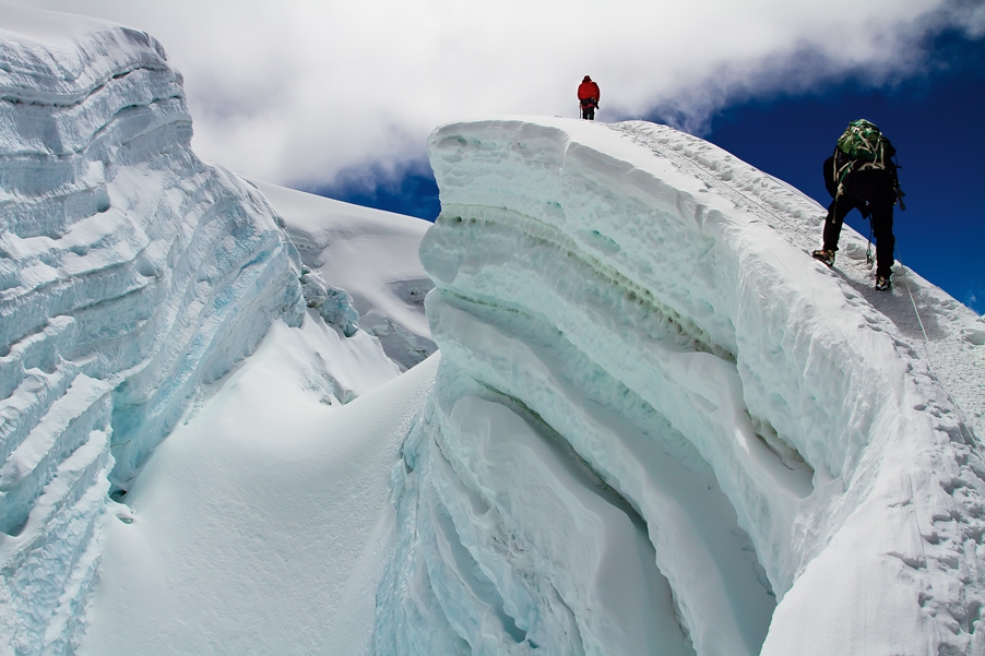 Расщелина ледника на высоте около 6000 метров. Альпинисты спускаются с Айленд-пика, Непал, и возвращаются в базовый лагерь.  Автор: Алексей Заводский 