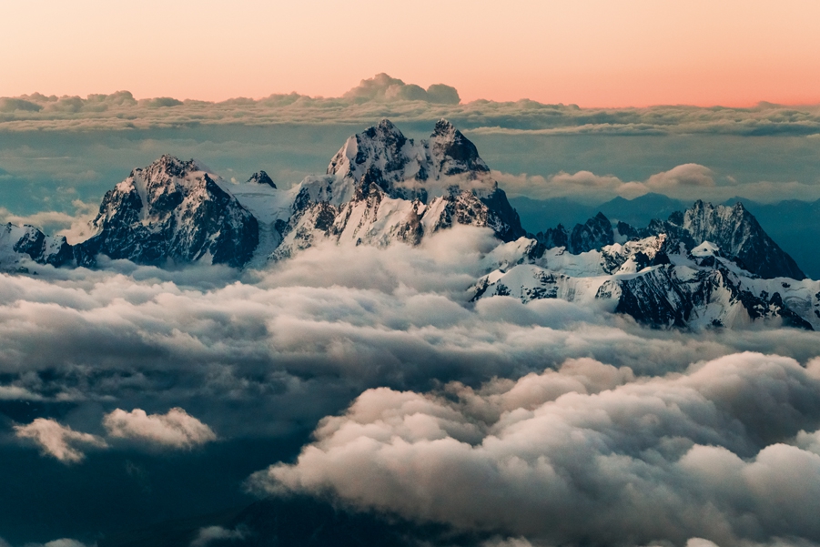 Гора Ушба, Сванетия, 4700 метров. Снимок сделан на рассвете во время восхождения на Эльбрус. Высота точки съемки – около 5100 метров.  Автор: Алексей Заводский 