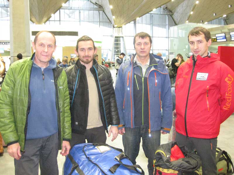 Николай Тотмянин, Сергей Кондрашкин, Валерий Шамало, Виктор Коваль перед отлетом в Пакистан. 22 декабря 2014 года