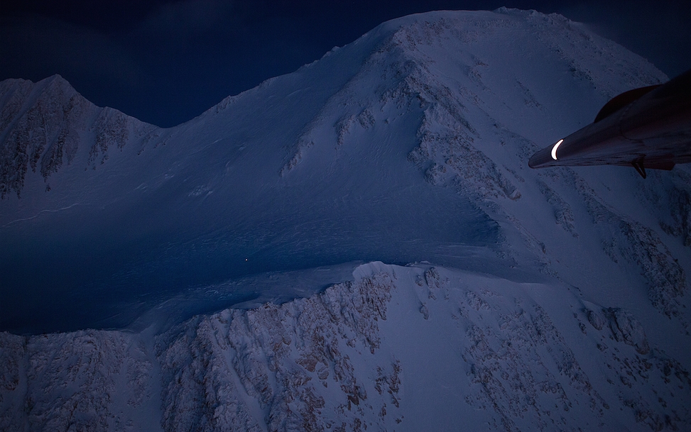Мак-Кинли (Денали, 6194м). Белая точка на темно-синем ночном фоне горы - Лонни Дюпре на спуске с вершины