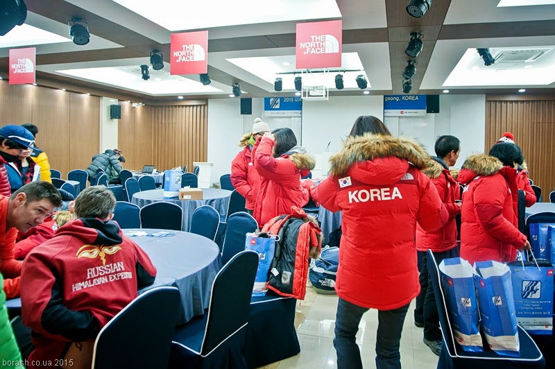  Ну вот, корейскую сборную сразу видно..хорошо им в спонсорских курточках, тепло