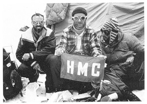 Бейтс, Хьюстон и Белл с флагом Гарвардского альпклуба
