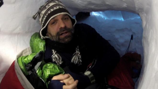 Лонни Дюпре (Lonnie Dupre) в снежной пещере на Денали 