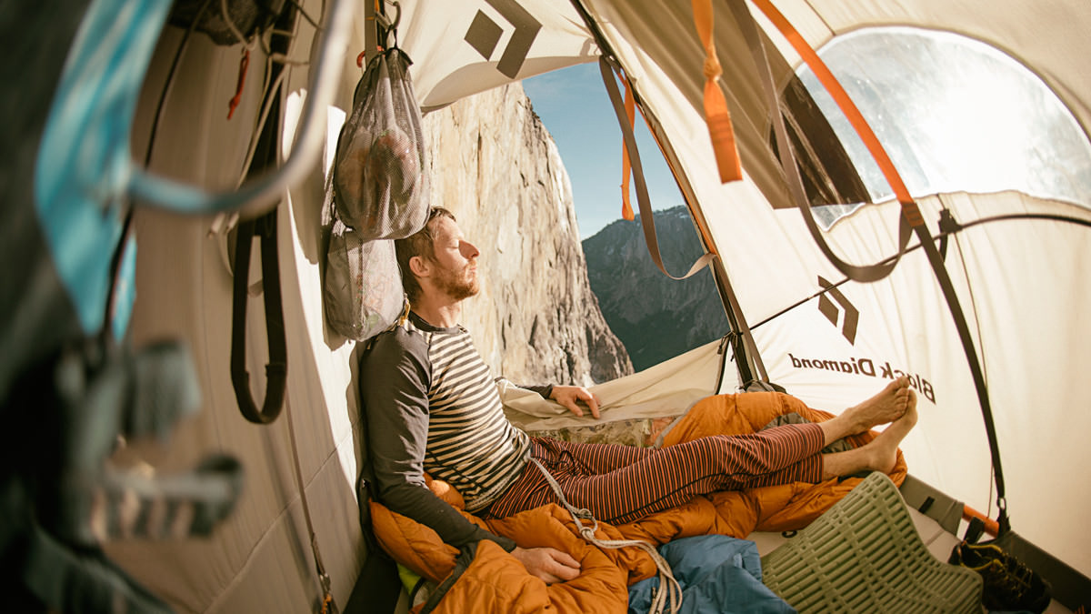 Томми Колдвелл (Tommy Caldwell) отдыхает в подвесной палатке после напряженного 18-и часового рабочего дня. Photo: Corey Rich/Aurora Photos