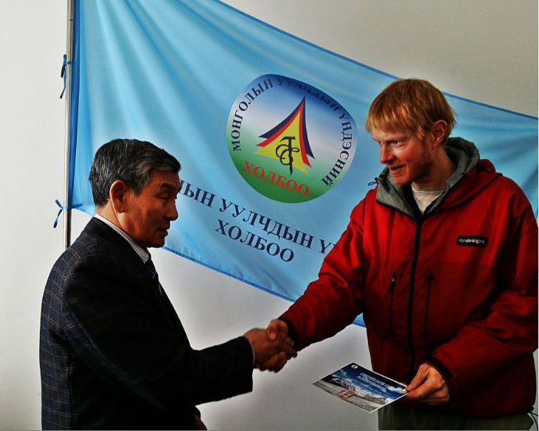 Вручение сертификата о прохождении 23 непокоренных ранее вершин от Национальной федерации альпинизма и службы Национального парка Алтай-Таван-Богд
