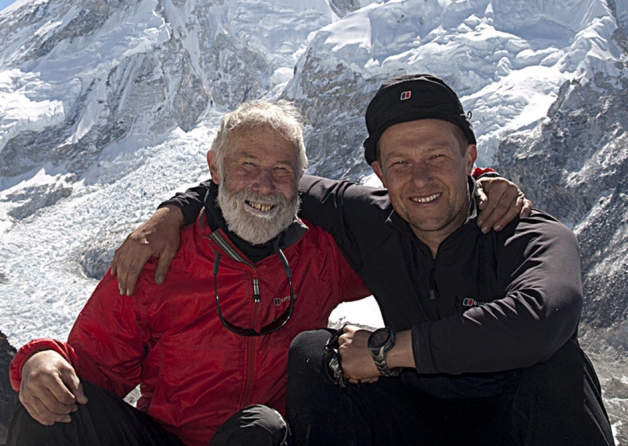 Сэр Крис и его старший сын Джо Бонингтон у подножия Эвереста. Фото © yorkshirepost.co.uk