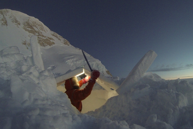  Лонни Дюпре (Lonnie Dupre) в снежной пещере на Денали 