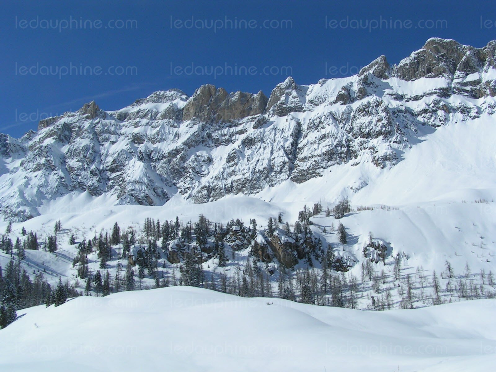 Массив Дю Кейра оченьп опулярен в зимнее время для горнолыжных путешествий