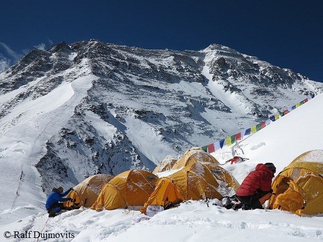 Первый высотный лагерь на Эвересте с Северной стороны