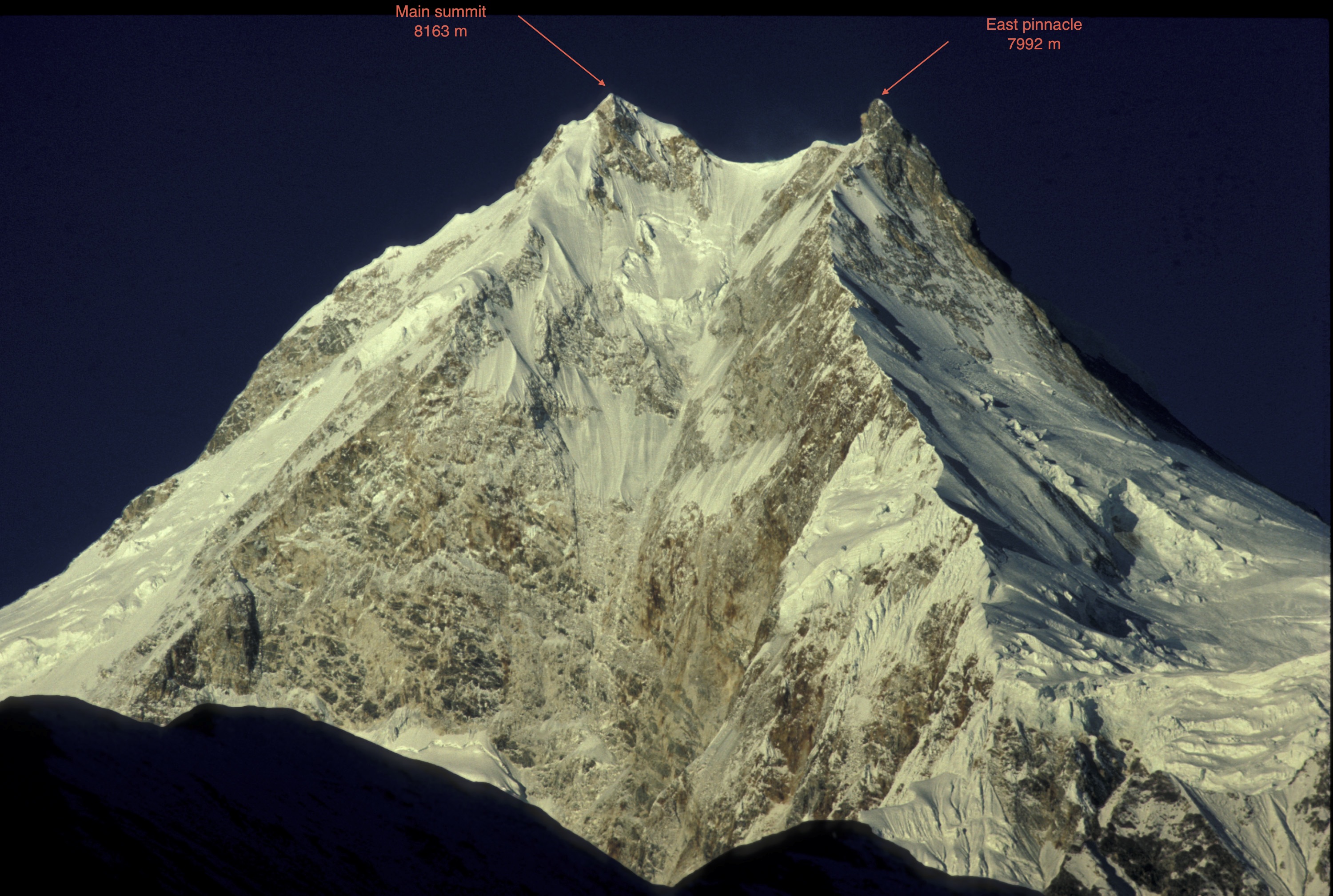 Восточная вершина Манаслу (East Pinnacle  / 7992 м) и Главная вершина Манаслу (Main Summit / 8163 м)