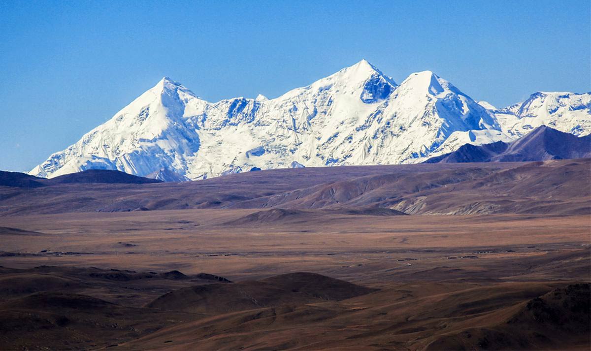  Кшайлала Канг (Xialala Kang, 6,682 м) - слева и Тарлха Ри (Tarlha Ri, 6,777 м) - справа. Вид на Восточную стену. Тибет, недалеко от Лхасы. Photograph: Tamotsu Nakamura