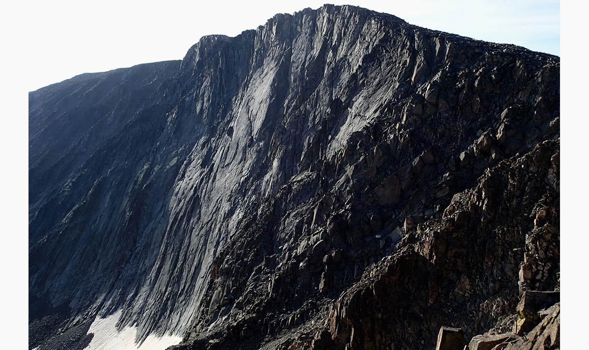 Бомбер Моунтайн (BOMBER MOUNTAIN), Вайоминг<br>Фото Северо-Восточной стены горы высотой в 300 метров Photograph: Dougald MacDonald
