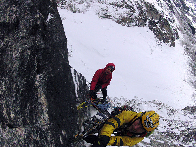 Марек Раганович (Marek Raganowicz) и Марчин Томашевски (Marcin Tomaszewski) на маршруте Katharsis (1100 м, A4/M7), проходящему по Северной стене горы "Стена Троллей" (Trollveggen / Troll Wall) в Норвегии