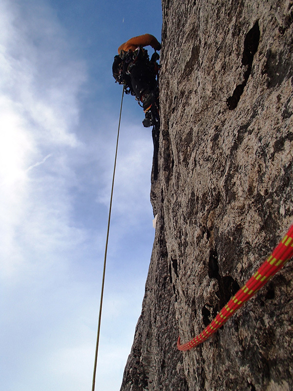 Марек Раганович (Marek Raganowicz) и Марчин Томашевски (Marcin Tomaszewski) на маршруте Katharsis (1100 м, A4/M7), проходящему по Северной стене горы "Стена Троллей" (Trollveggen / Troll Wall) в Норвегии