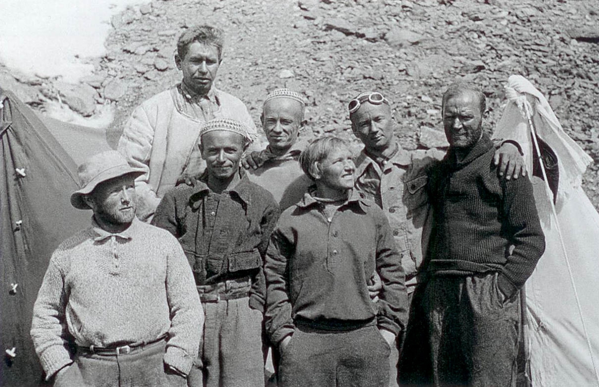 Лоренц Саладин с друзьями (братья Абалаковы, Георгий Харлампиев, Михаил Дадиомов). Памир, 1935 г.
