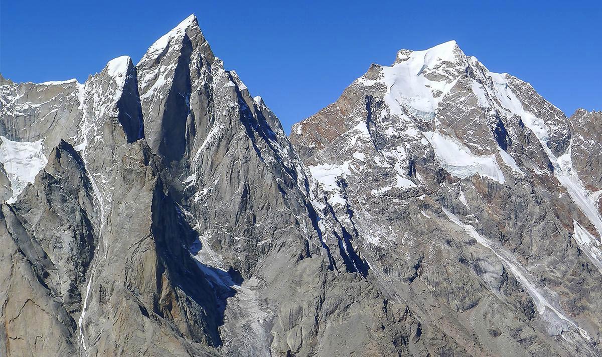  Киштвар (KISHTWAR), Индия<br><br>гора Киштвар (6155 метров, слева) никогда не была пройдена с Восточной стороны. Гора  Chomochior (6322 метра, справа), была пройдена лишь один раз в 1988 году альпинистами Roger Everett и Simon Richardson по Западной стороне.<br>На фото - непокоренная Восточная сторона горного массива. Photograph: Mick Fowler